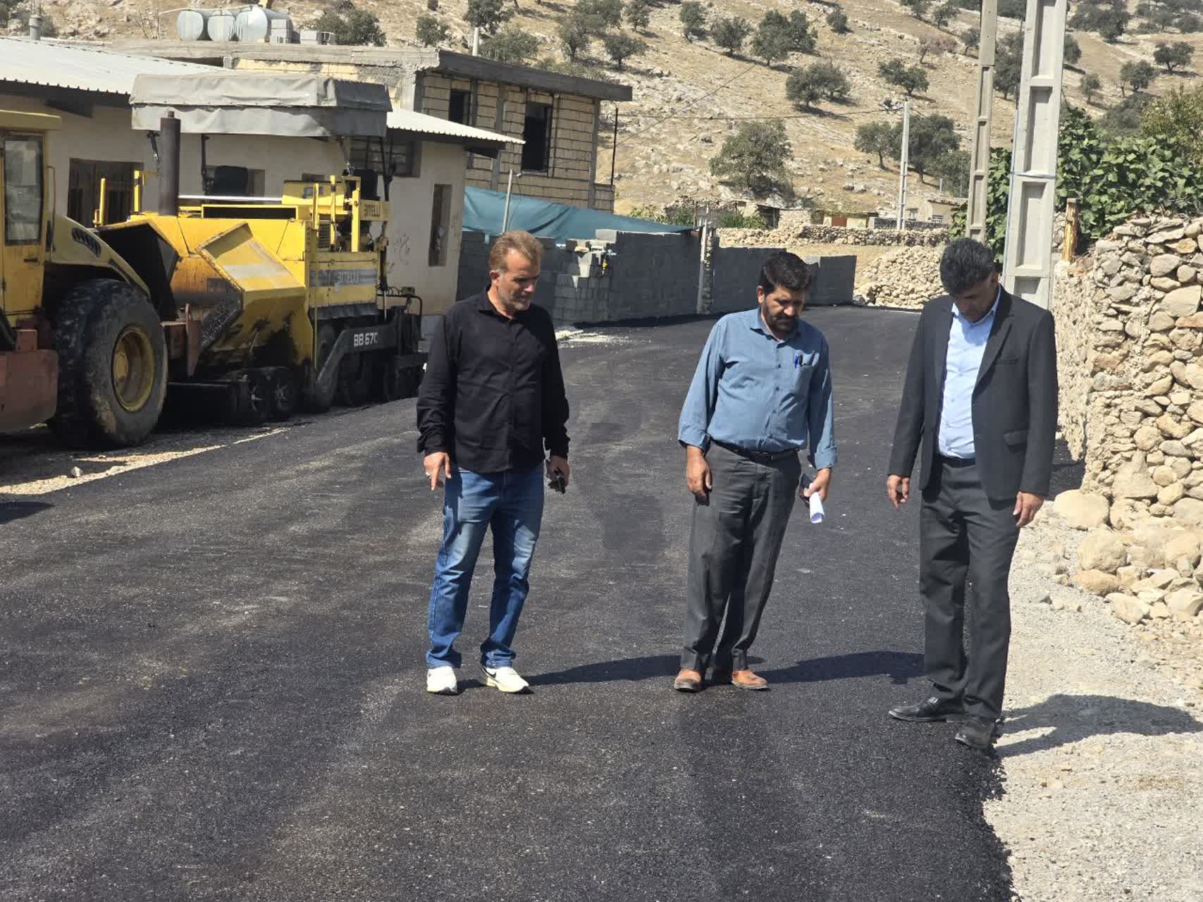 بازدید  بخشدار مرکزی و رئیس بنياد مسکن از روند اجرای پروژه آسفالت معابر روستای سرتنگ بیدک