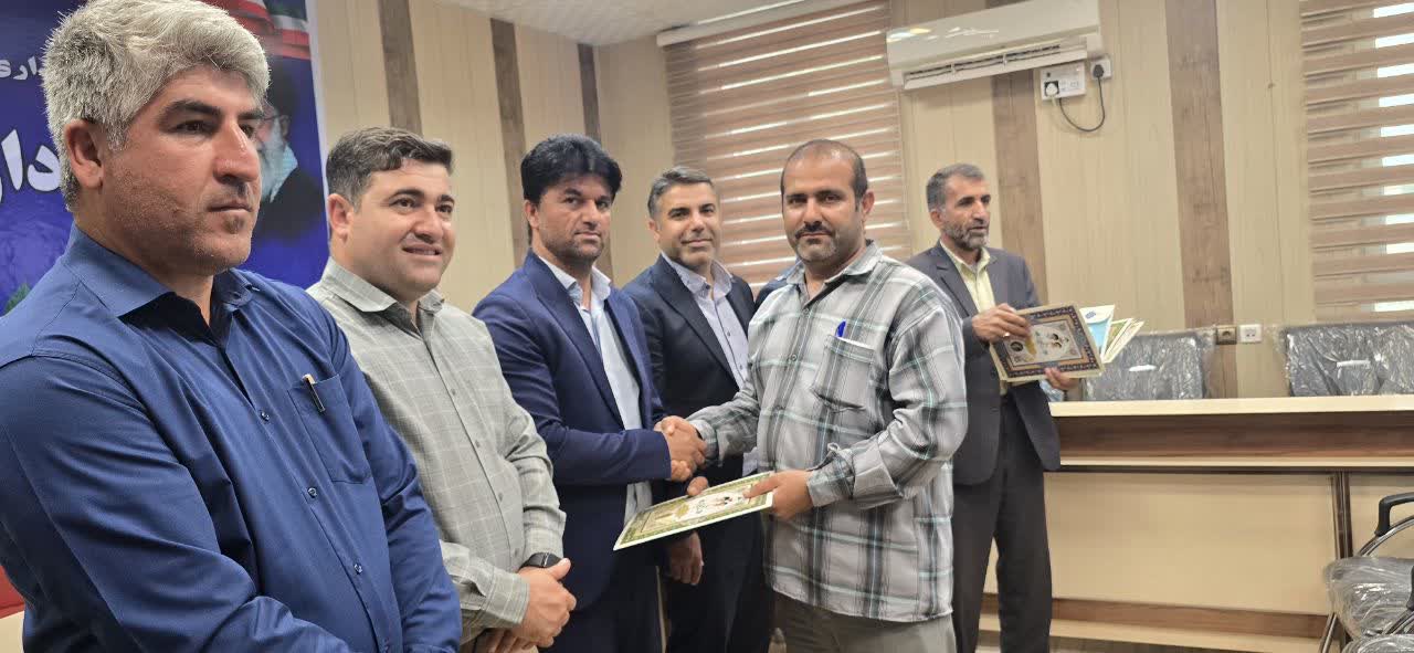 عضو شورای شهر باشت بیان کرد: کارگران شهرداری طلایه‌داران عمران و آبادانی هستند